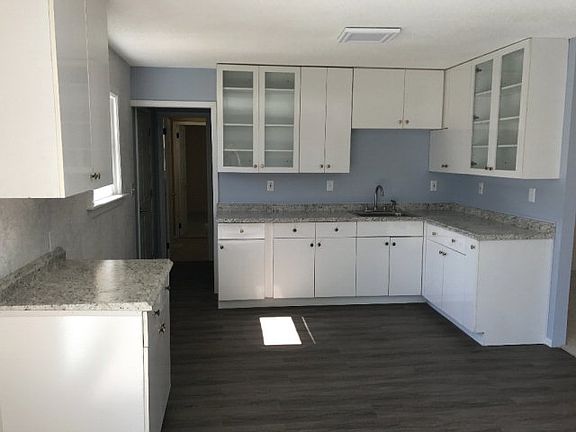 2nd image of 910 Southmoor Dr
