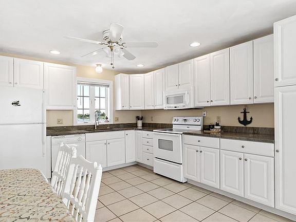 5th image of 980 Matunuck Beach Rd
