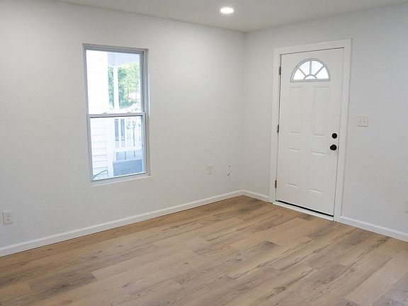 5th image of 35 Sycamore Ave