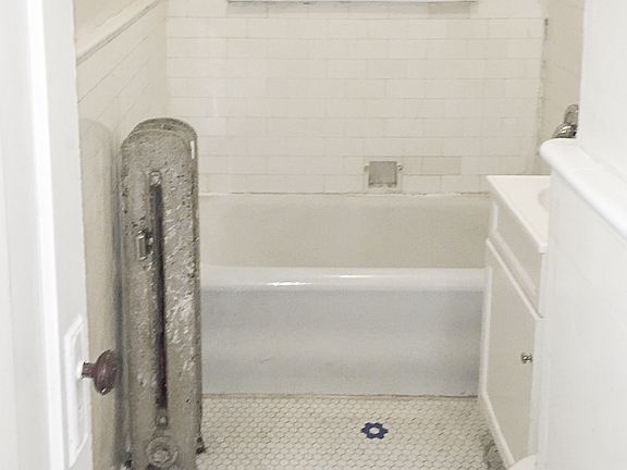 4th image of 432 1/2 W Surf St #109