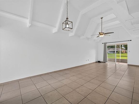 5th image of 3111 Club Cir