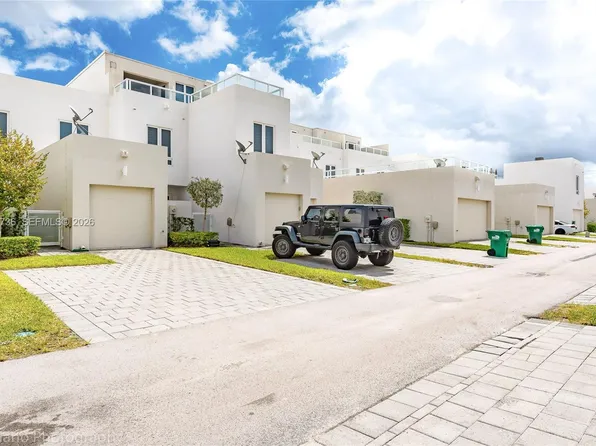 6402 NW 104th Path, Doral, FL 33178