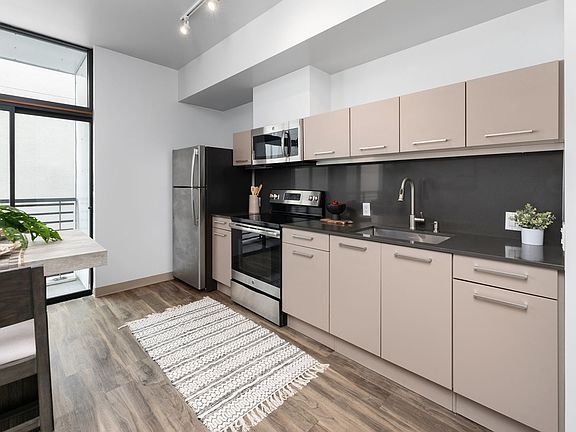 3rd image of 1929 Columbia St #403-1