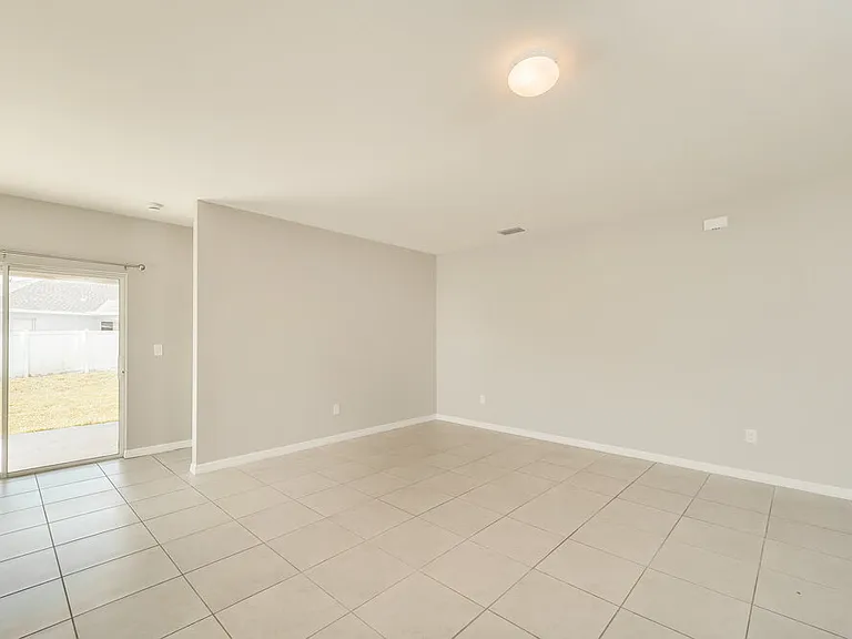 714 SW 6th St — Photo 4