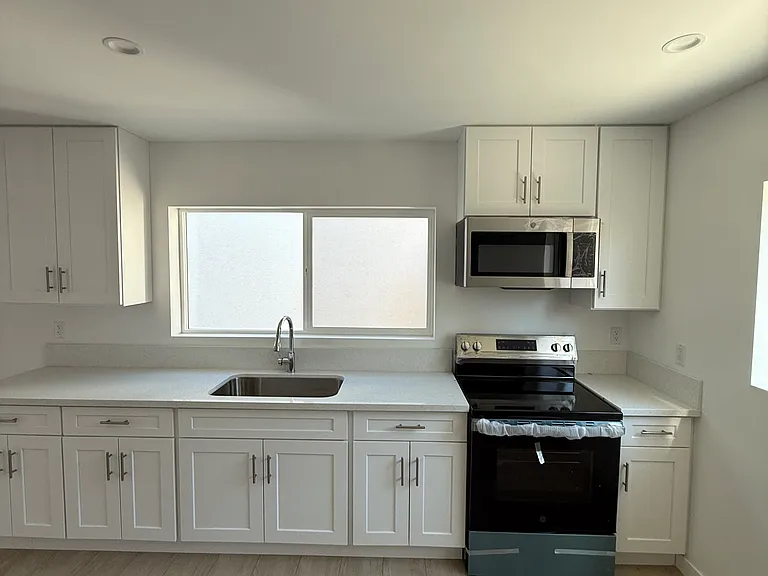 22026 Saticoy St #1/2 — Photo 2