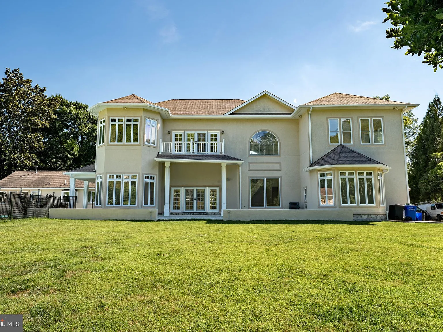 6 bed, 5.5 bath, 7897 sqft, $16,000 — Photo 2