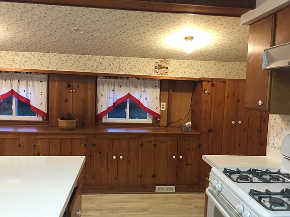 Cabinets w/ pantry & closet