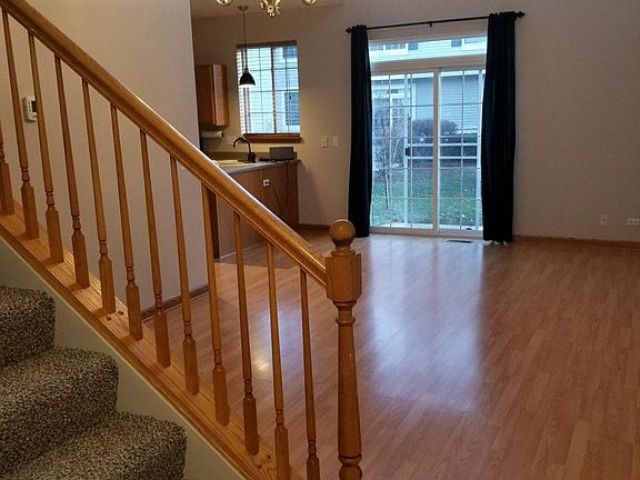 3rd image of 279 Robin Glen Ln