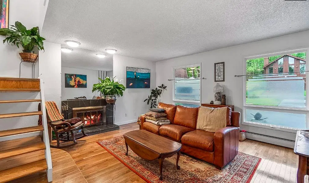 1343 Crescent Dr — Photo 1
