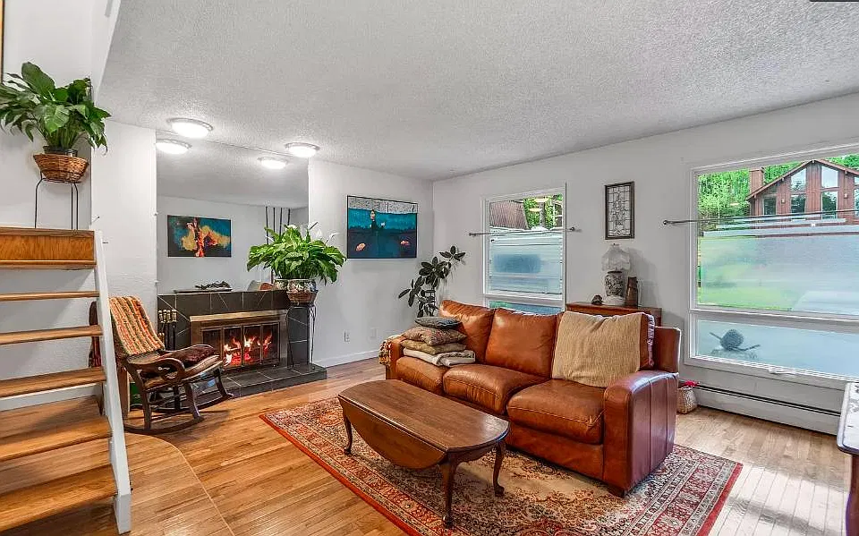 1343 Crescent Dr