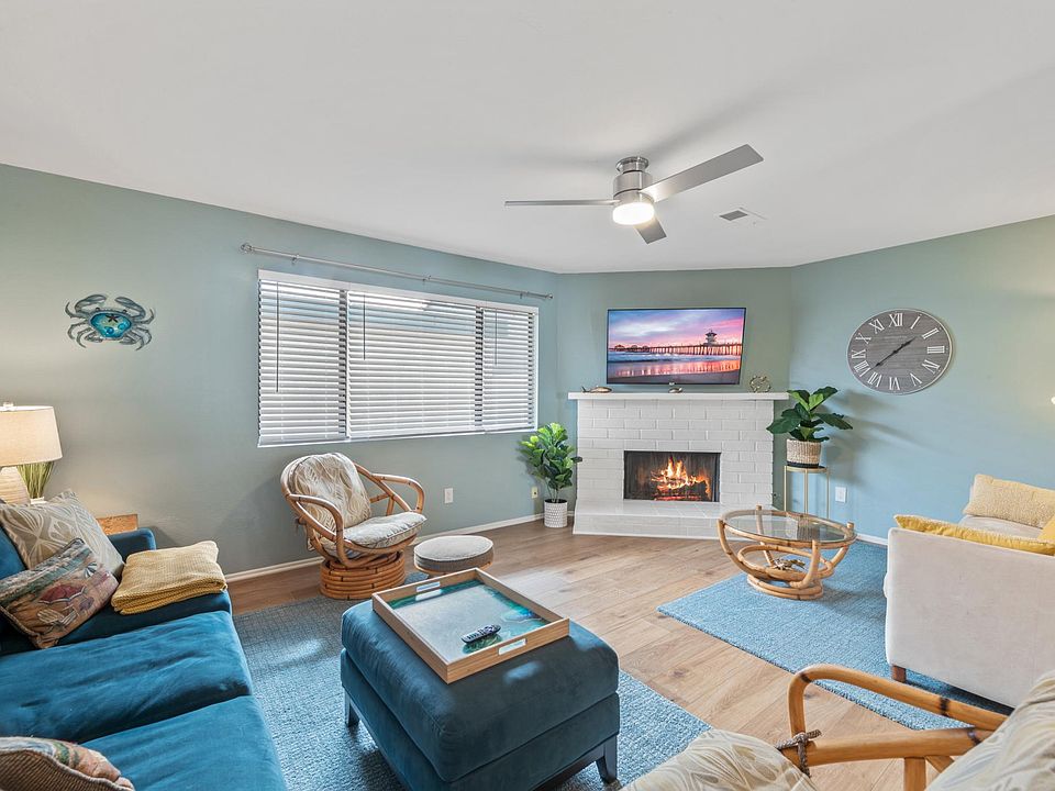 Large living room that can comfortable seat 7 adults without moving anything.