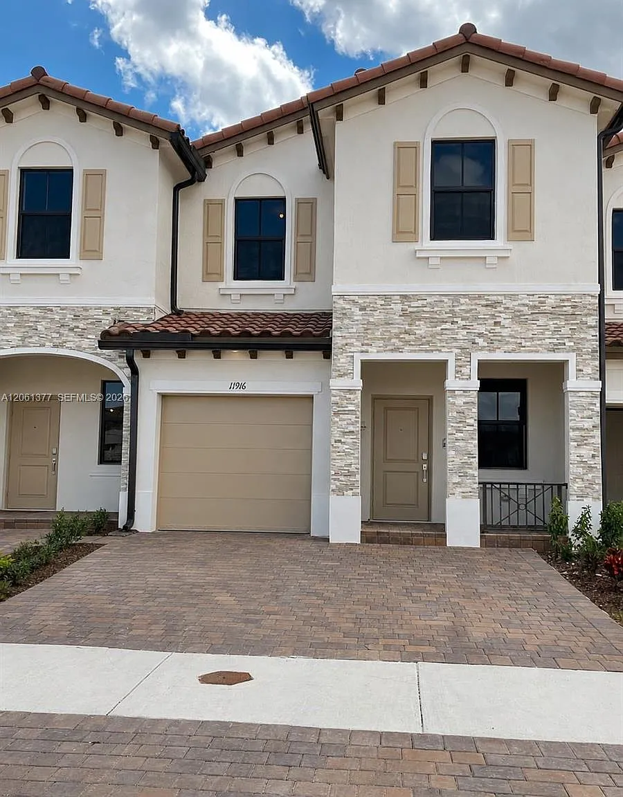 Silver Palm Residential H — Photo 1