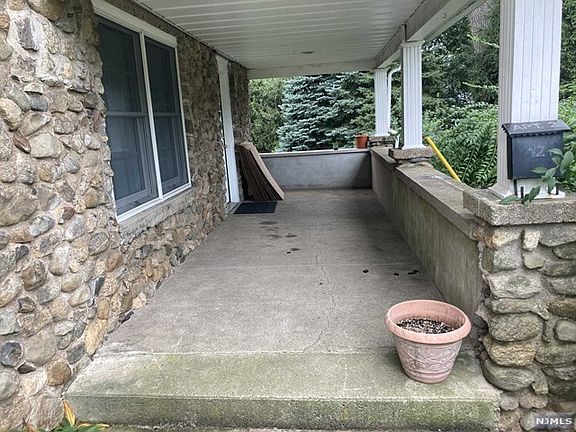 3rd image of 12 E Summit Ave Floor 2