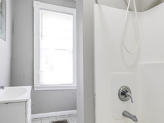 5th image of 3017 Barton Ave