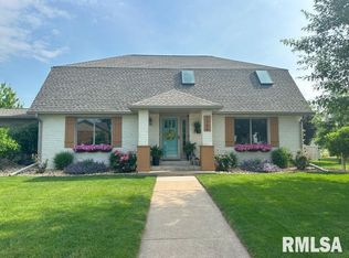 1144 Brookview Dr, De Witt, IA 52742