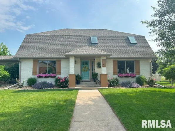 1144 Brookview Dr, De Witt, IA 52742