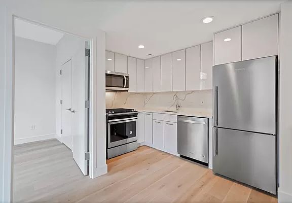5th image of 116-24 Grosvenor Ln #2B