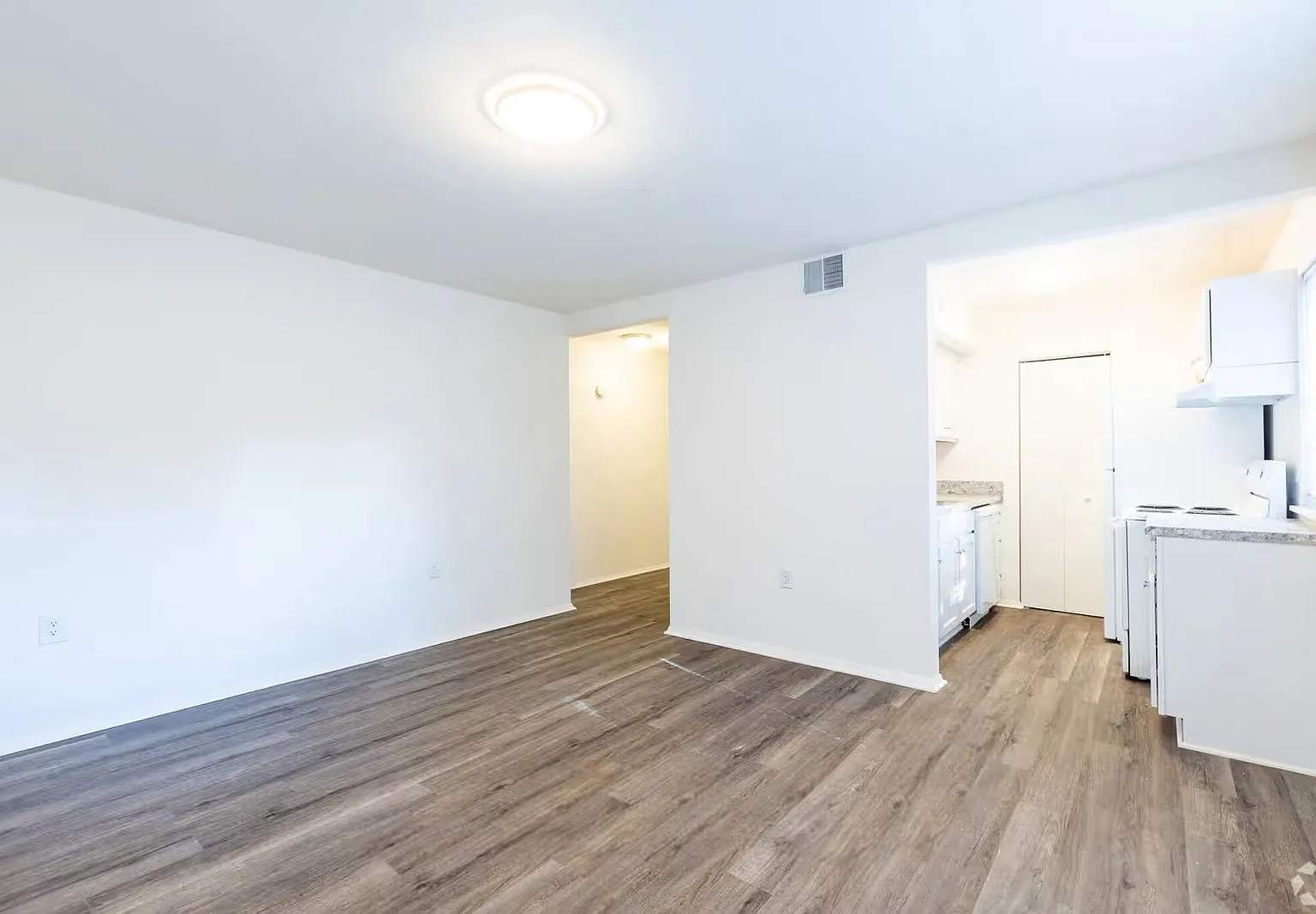1 bed, 1.0 bath, 610 sqft, $940 — Photo 2