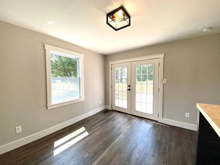 2221 Highland St — Photo 10