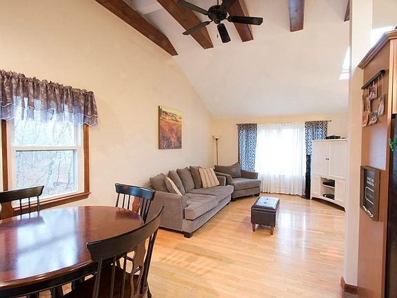 4th image of 22 Deborah Cir