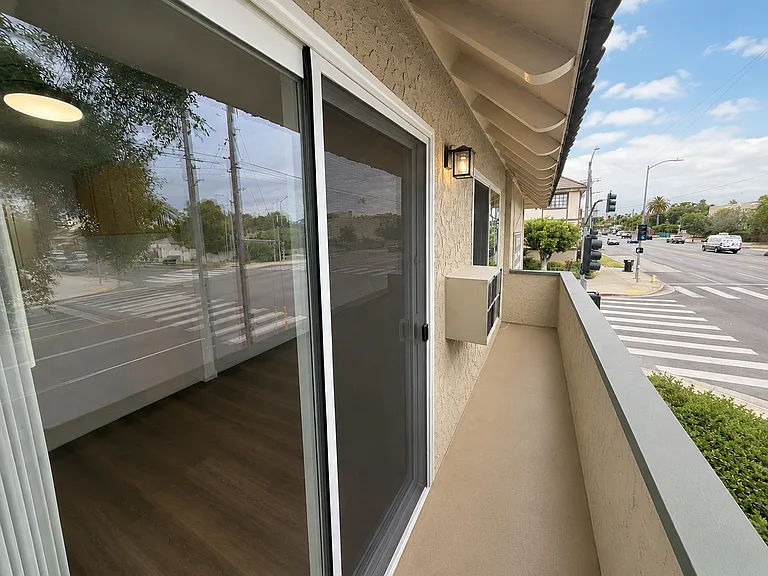 13850 Victory Blvd. — Photo 18