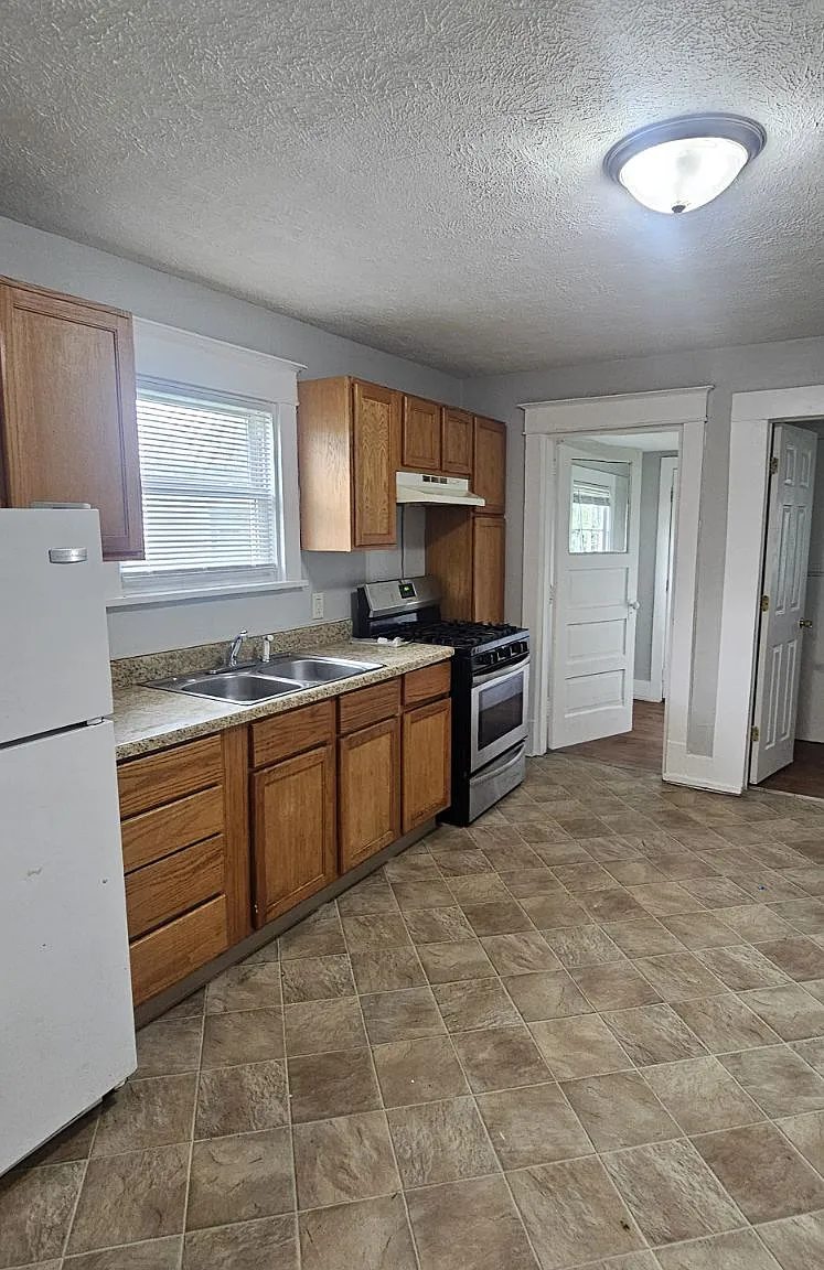 2 bed, 1.0 bath, 728 sqft, $900 — Photo 4