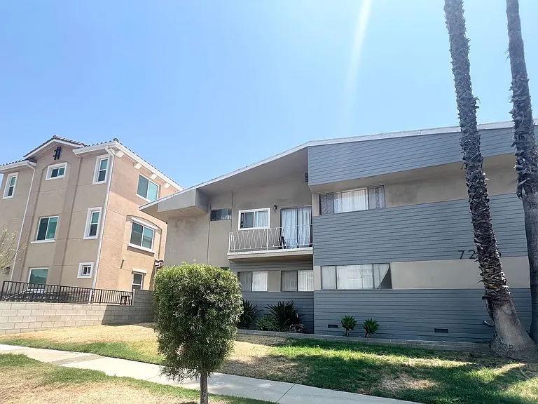 7238 - 7246 N Lotus Ave — Photo 2