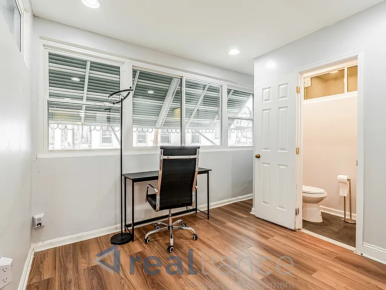 2302 E St NE — Photo 9