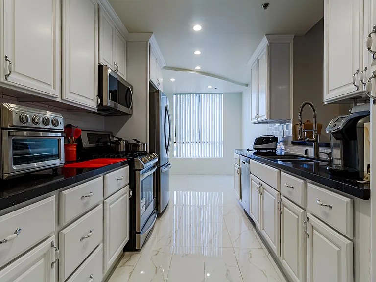 326 Westminster Ave #Penthouse 404 — Photo 33
