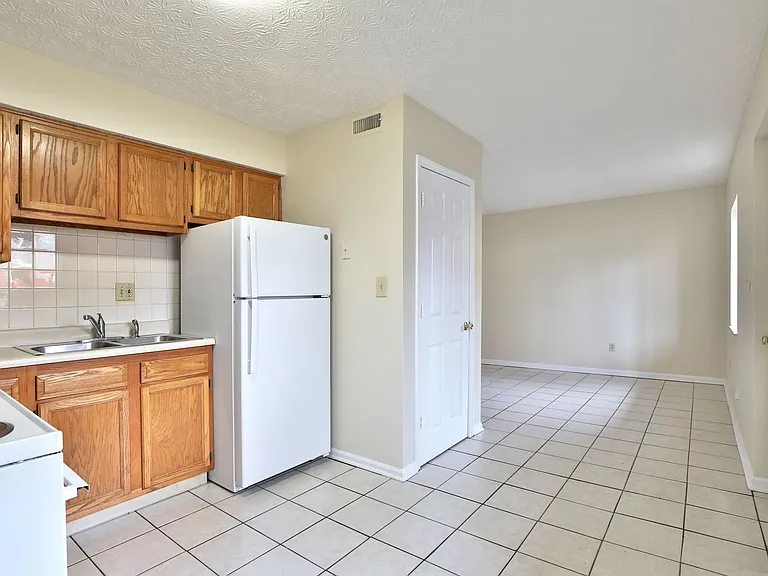 450 E Norwich Ave — Photo 8