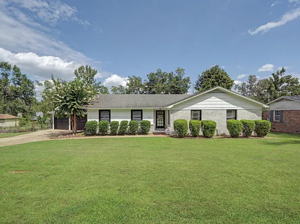 1916 Daniel Dr, Corinth, MS 38834