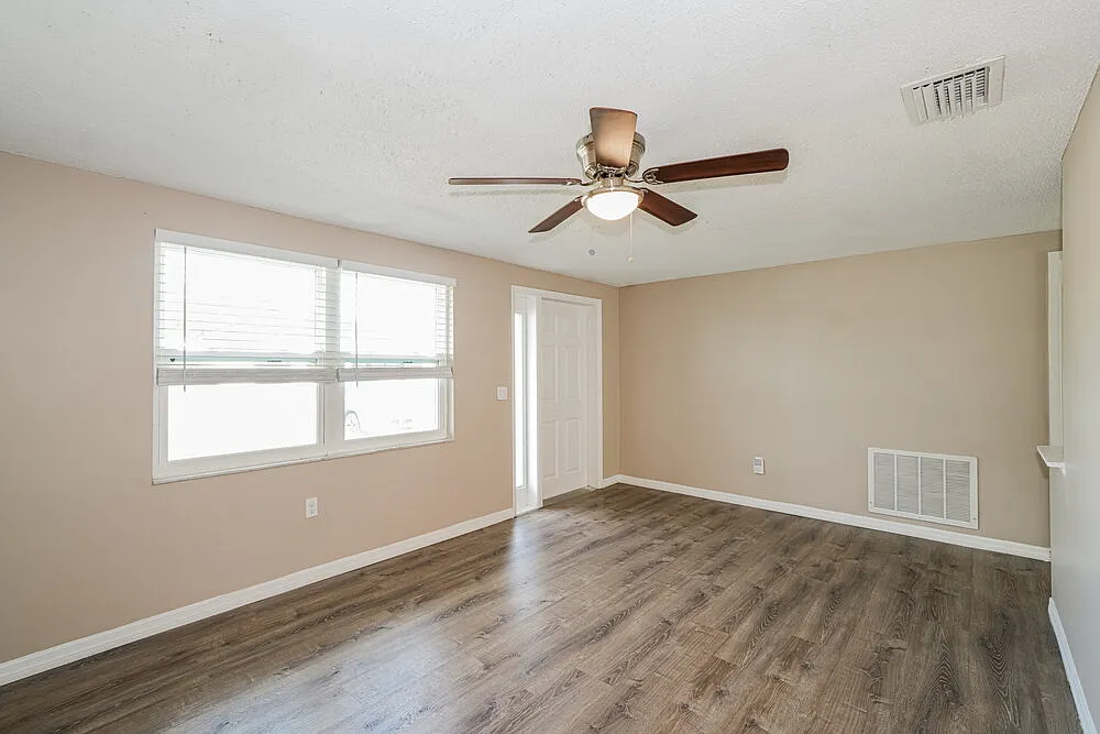 4 bed, 2.0 bath, 1380 sqft, $1,965 — Photo 4
