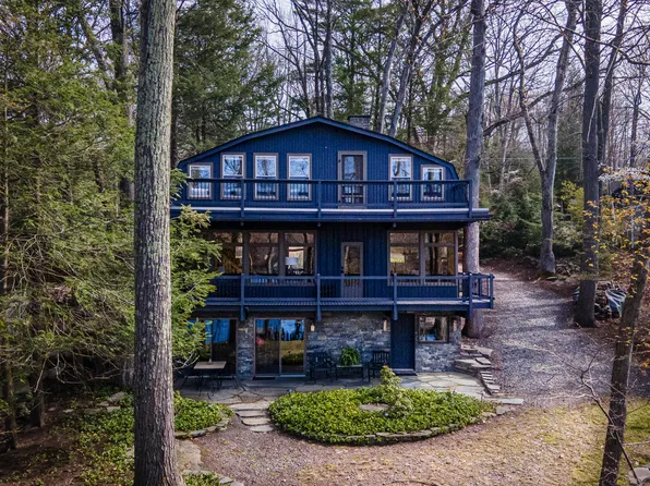 42 Lakeview Dr, Lakeville, PA 18438