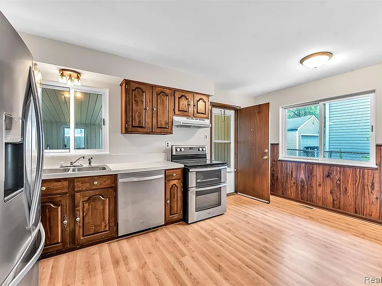 8211 Carrousel Blvd — Photo 16