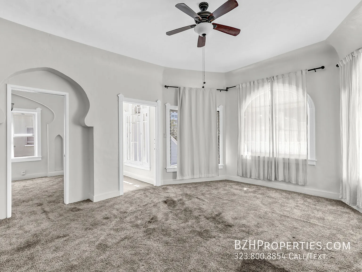 Elegant 2 Bedroom in Beverly Grove - Upper Level & Vintage Architecture — Photo 4