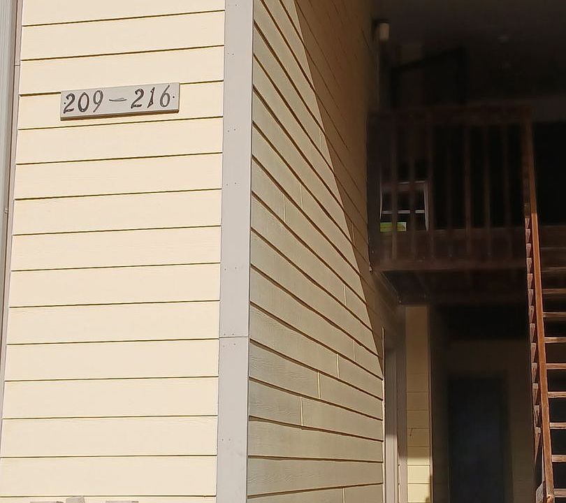 1st image of 215 Stockton Ct