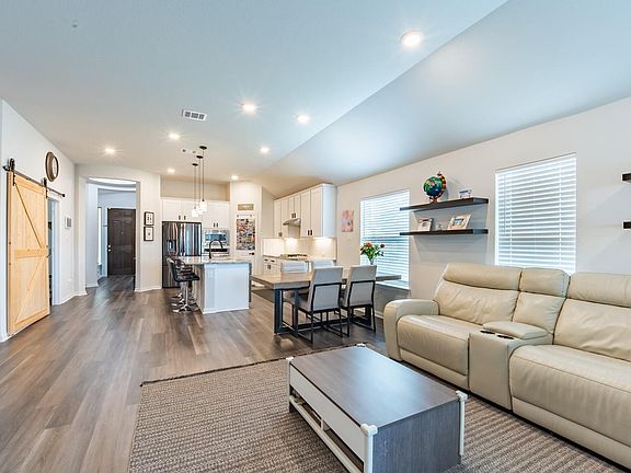 4th image of 402 Pulitzer Dr