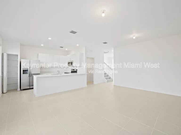 1385 SE 7th Ter — Photo 8