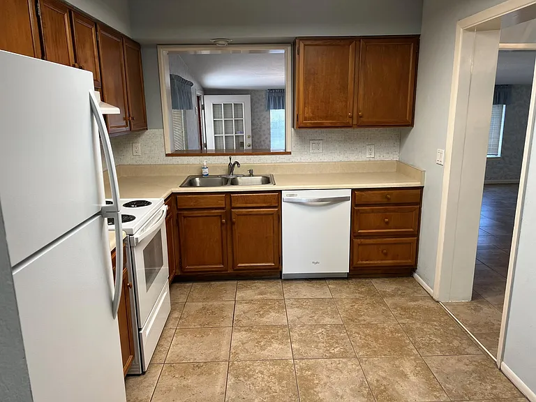 10946 W Canterbury Dr — Photo 9