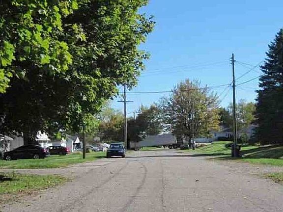 5th image of 2212 Roseland Ave
