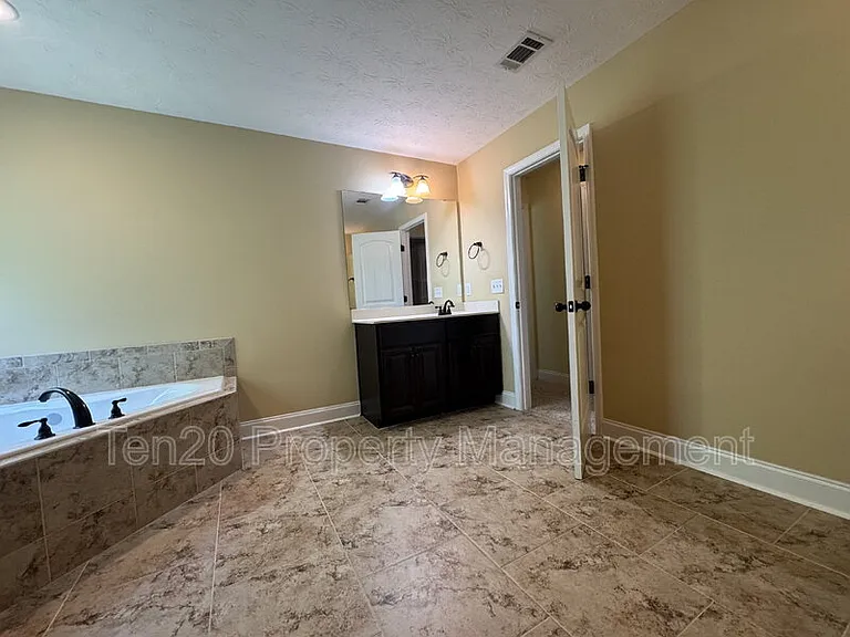 7471 Coppice Dr — Photo 13
