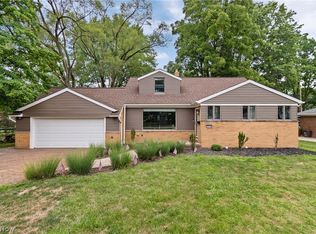 25034 Sunset Oval, North Olmsted, OH 44070