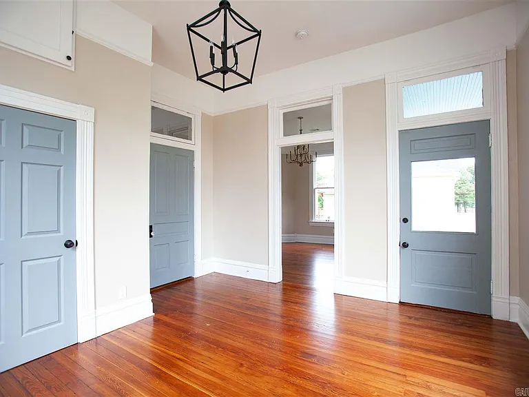 1510 Park Ln — Photo 3