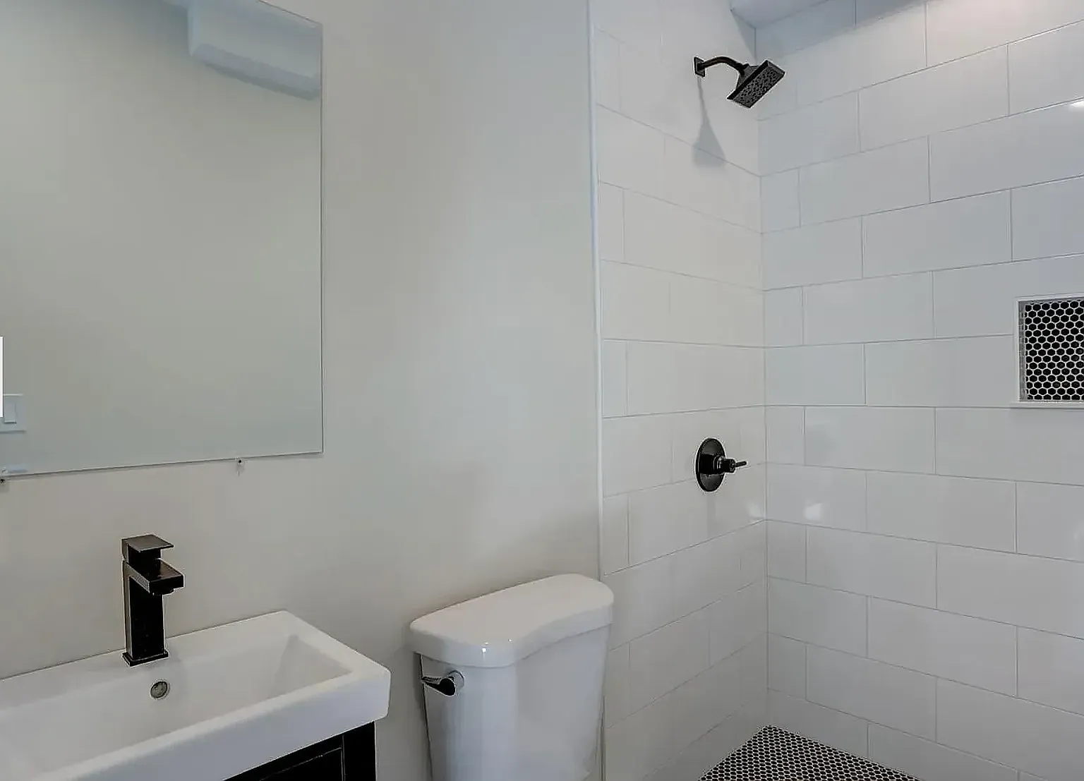3 bed, 9999 sqft, $5,200 — Photo 4