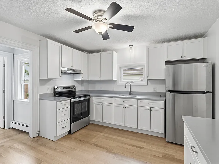 230 Adams St — Photo 3