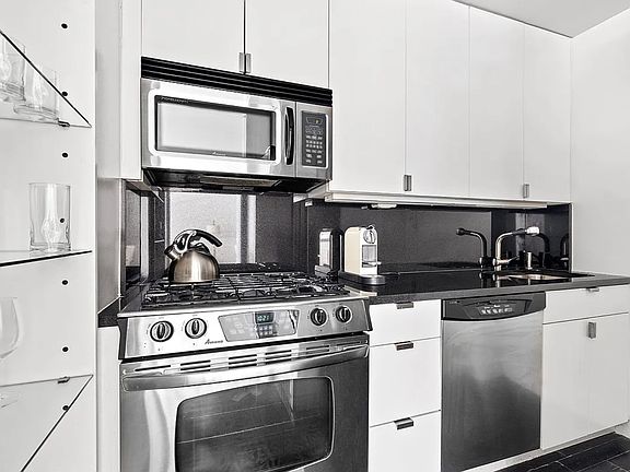 4th image of 20 E 68th St APT 3D