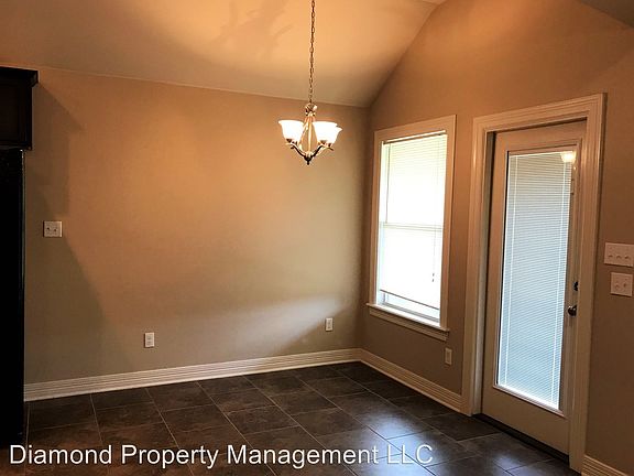 5th image of 371 Gaston Ln