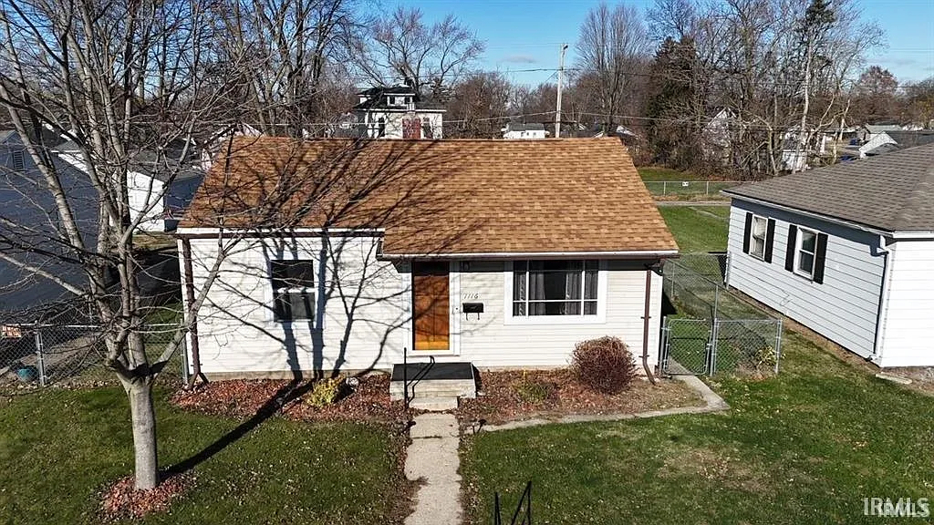 1116 E Walnut St photo 1