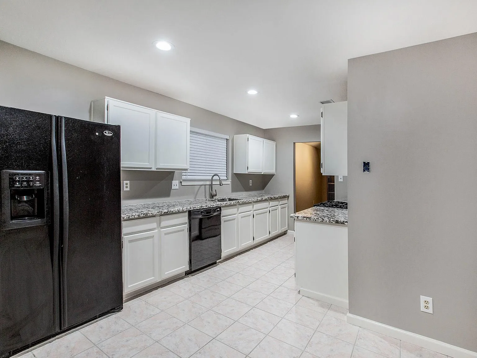 3 bed, 2.0 bath, 1654 sqft, $1,800 — Photo 3