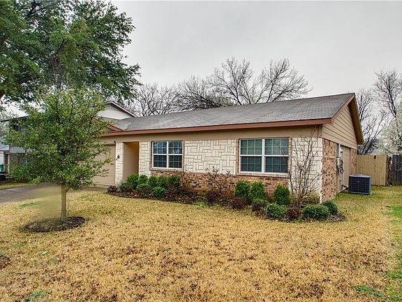 3rd image of 828 Foxwood Pl
